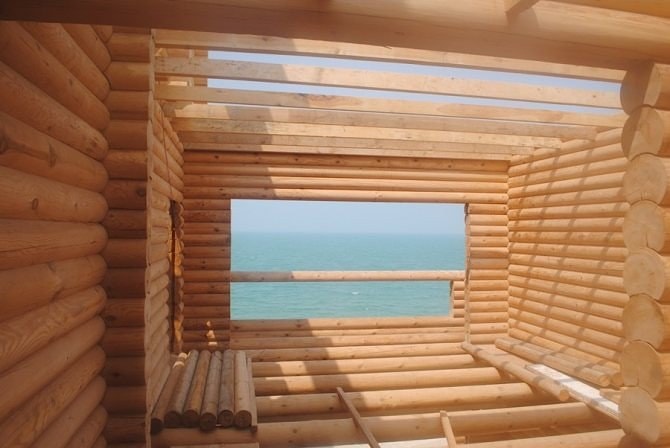 Montaż drewnianego hotelu w Ras Al-Chajma, Zjednoczone Emiraty Arabskie