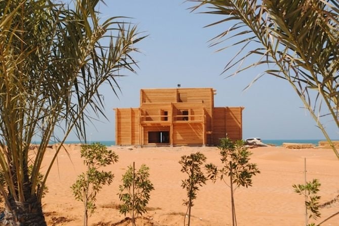 Montaż drewnianego hotelu w Ras Al-Chajma, Zjednoczone Emiraty Arabskie