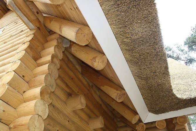 Dworek z bali suchej trzciny dachowe 107 m²