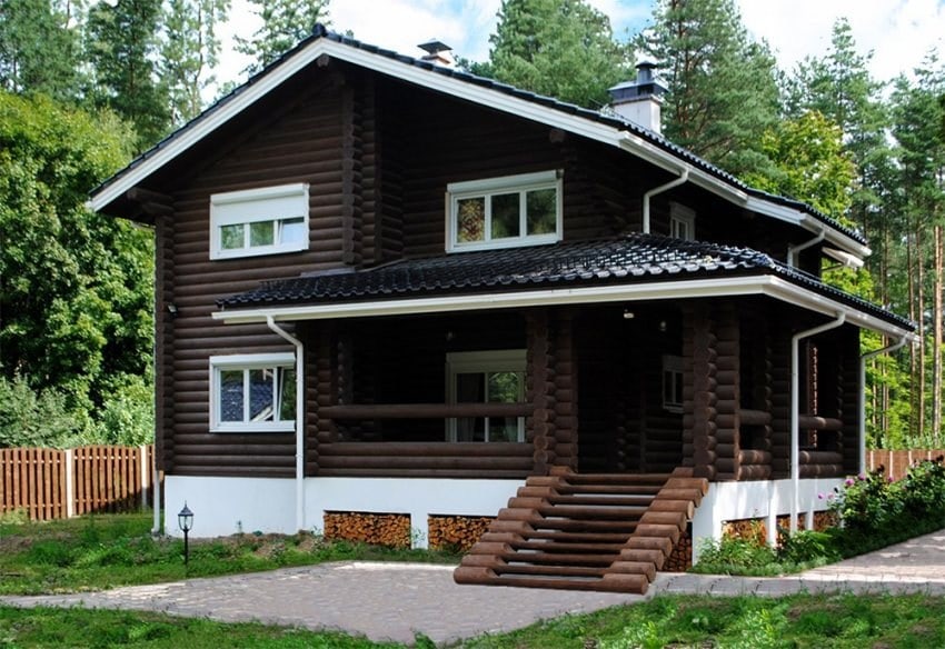 Podmiejski dom z bali drewnianych   