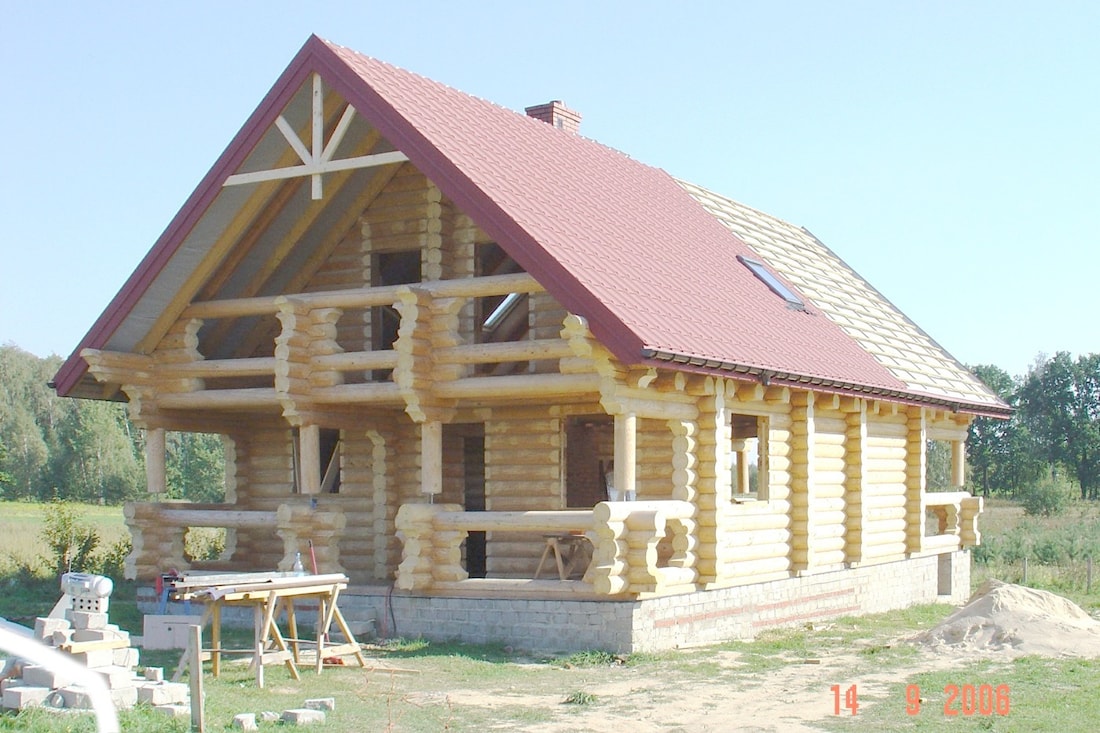 Duży drewniany dom z litych okrągłych bali