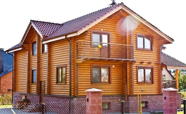 Podmiejski dom z drewna