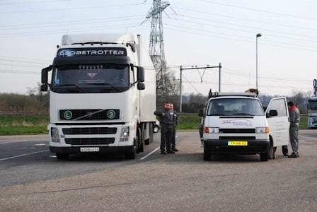 Montaż drewnianego domu na peryferiach Amsterdamu, Holandia