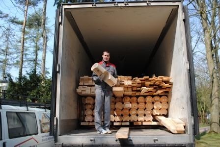 Montaż drewnianego domu na peryferiach Amsterdamu, Holandia