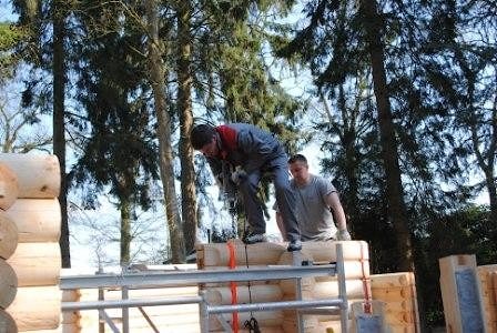 Montaż drewnianego domu na peryferiach Amsterdamu, Holandia