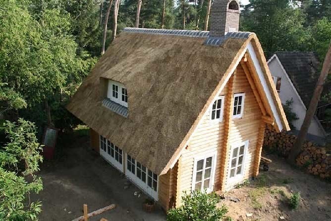 Dworek z bali suchej trzciny dachowe, 107 m²  