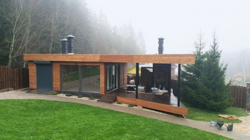 Drewniany dom z płaskim dachem  