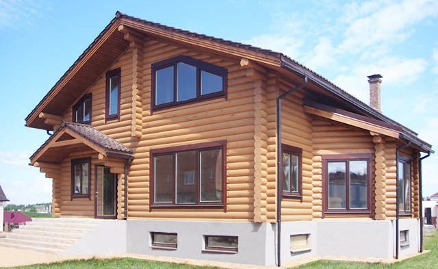 Podmiejski dom drewniany z okrąglaków 243m²  